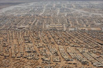 Refugee camp sprawls across Syrian desert