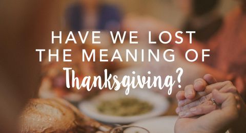 Family praying at Thanksgiving dinner