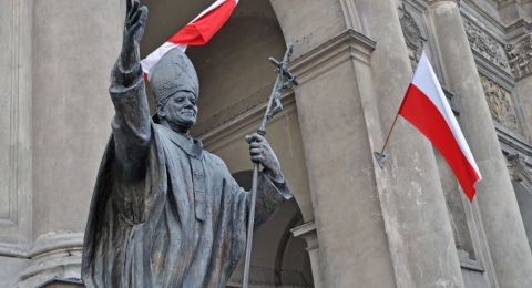 Statue of Pope waving