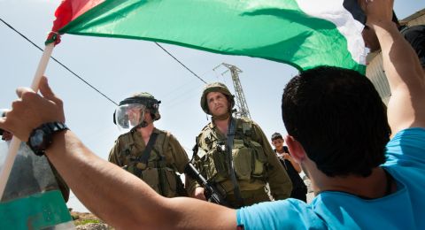 Israeli soldier confronts Palestinian protester